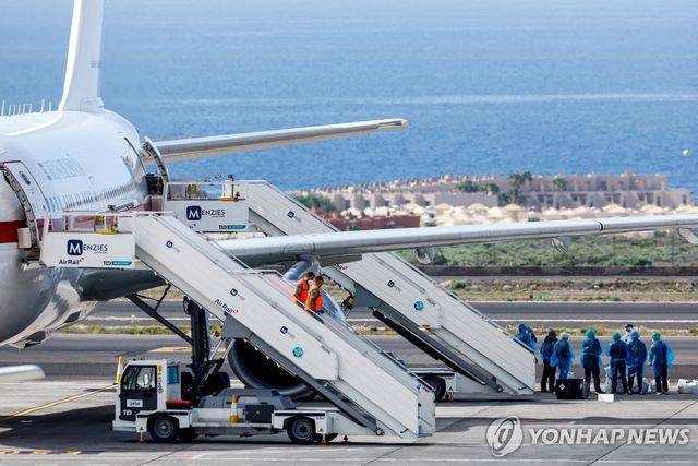 크루즈선에서 내린 승객들이 항공기 탑승을 위해 대기하고 있다