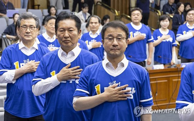 국기에 경례하는 민주당 선대위원들