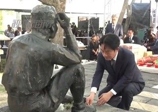 대만총통, '日 우호상징' 일본인 동상에 무릎 굽혀 헌화