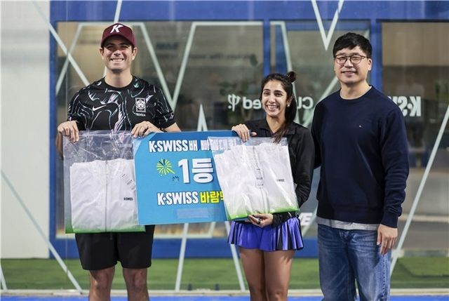 빠델 대회에서 우승한 디에고 비야누에바 주한 파나마 대사 부부
