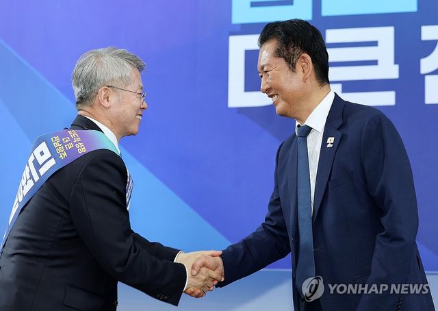 민형배 후보와 악수하는 정청래 대표