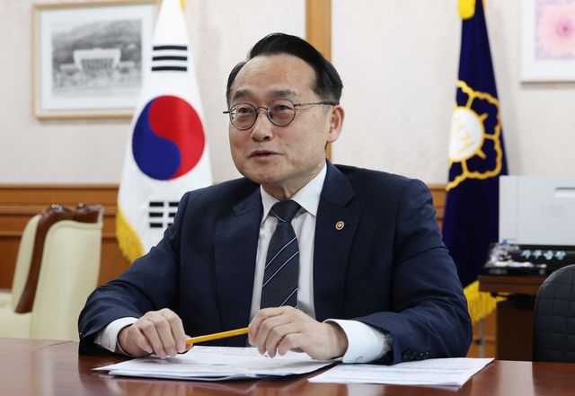 연합뉴스와 인터뷰하는 허철훈 선관위 사무총장