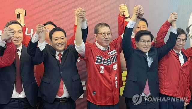 손 맞잡은 국힘 지도부와 박형준