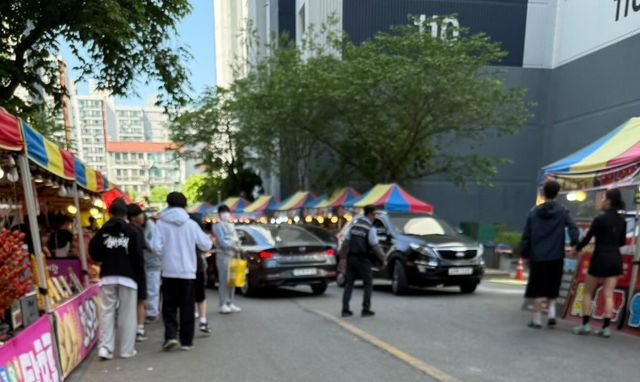 차량 통행과 야시장 인파 겹쳐 북적이는 아파트 야시장