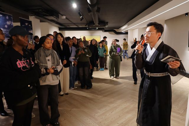 관객들과 작품에 관해 이야기 나누는 진형식 작가 [주남아공한국문화원 제공. 재판매 및 DB 금지]
