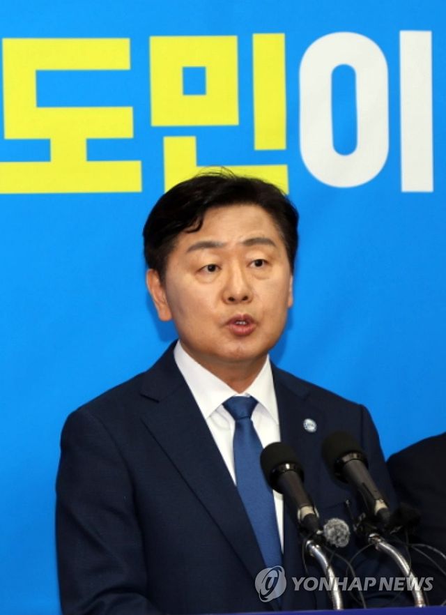 발언하는 김관영