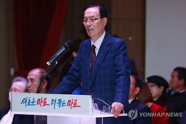 인사말 하는 이선재 교장