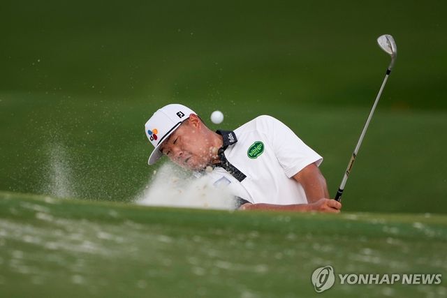 벙커샷 날리는 임성재
