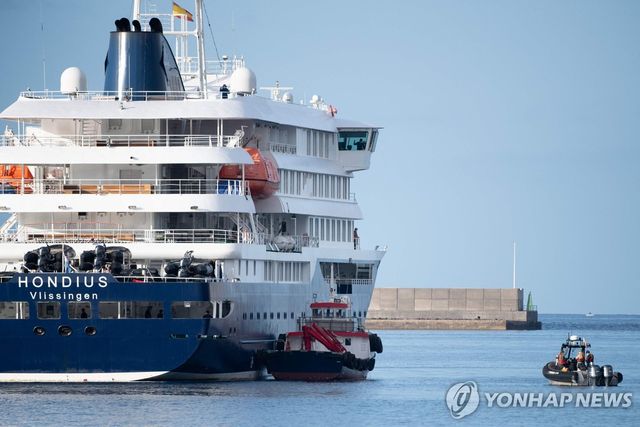 테네리페 그라나디야항 혼디우스호에 다가가는 소형 보트