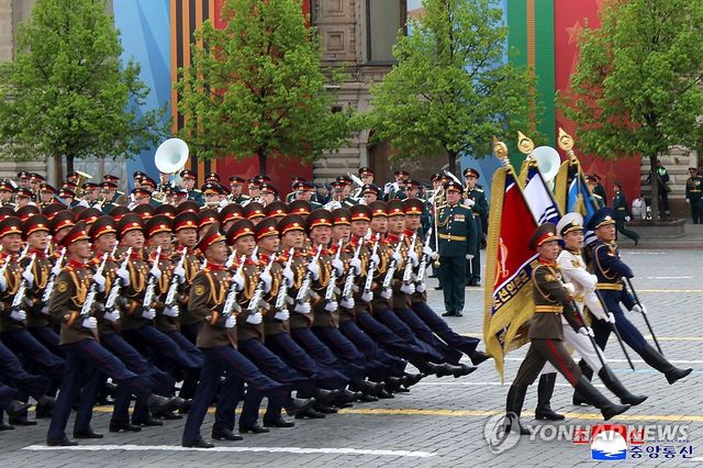 북한군, 모스크바 붉은광장서 행진