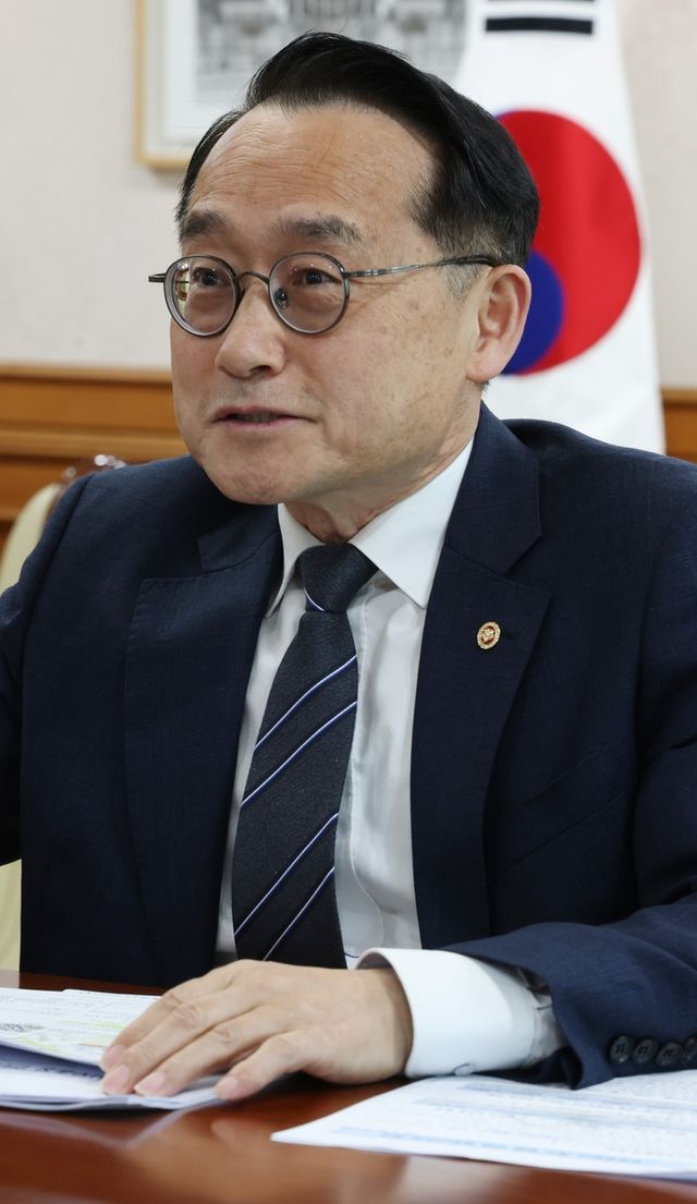 인터뷰하는 허철훈 선관위 사무총장