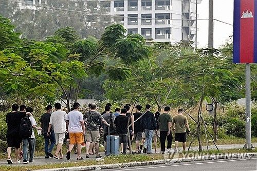 이사 중인 캄보디아 범죄단지 조직원들