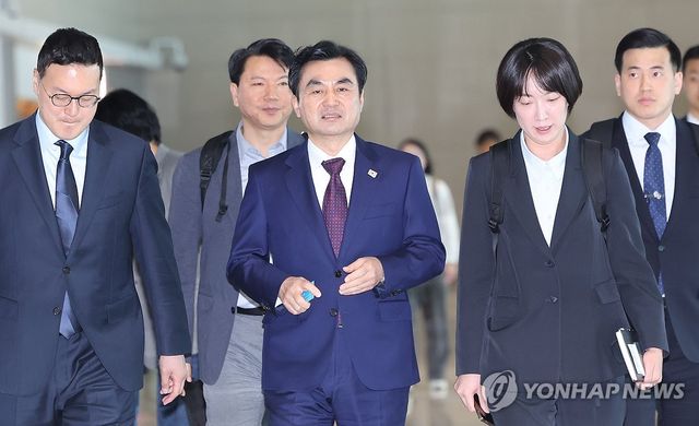 출국하는 안규백 국방부 장관