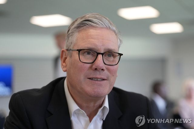9일 노동당원들과 만나고 있는 스타머 총리