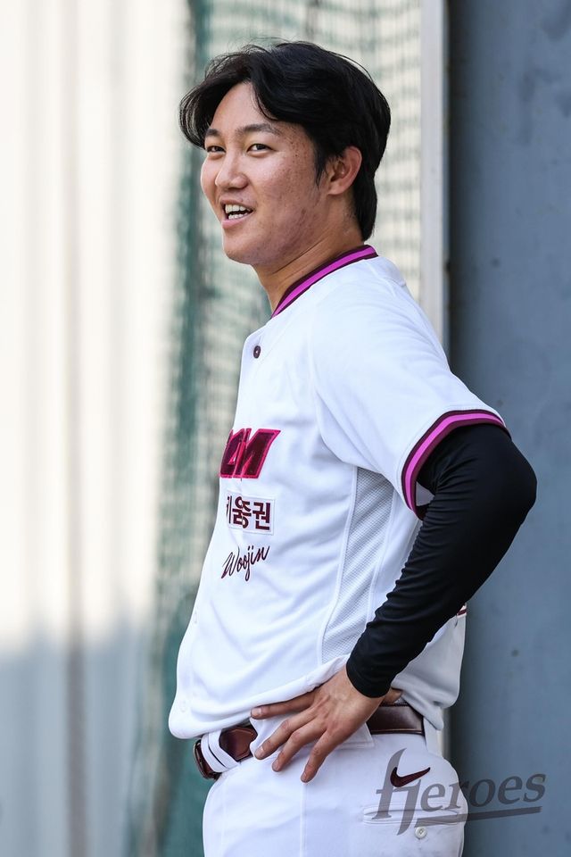 대만 스프링캠프에서 훈련 중 휴식하는 안우진