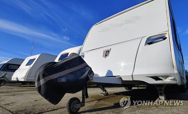장기 주차 중인 캠핑카