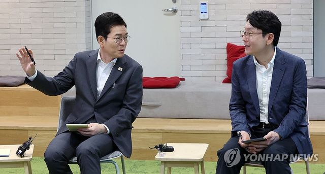 LG AI연구원장과 대화하는 정원오 서울시장 후보