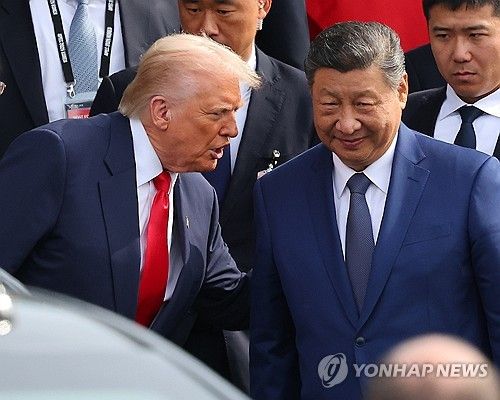 작년 10월 부산에서 인사 나누는 트럼프·시진핑