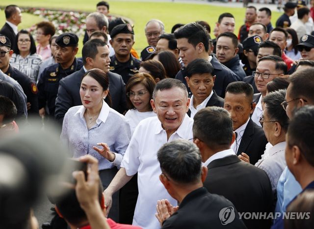 탁신 전 태국 총리, 수감 8개월만에 가석방