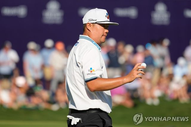 대회를 끝내고 갤러리에 인사하는 임성재