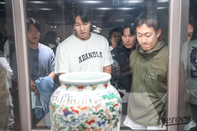대만 캠프 중 박물관을 방문한 안우진