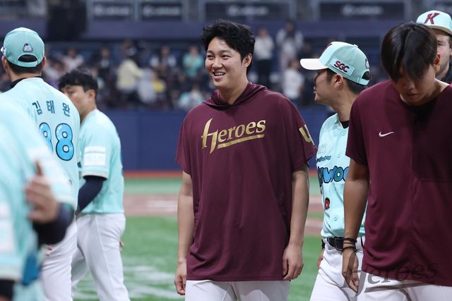 팀 승리 후 기뻐하는 안우진