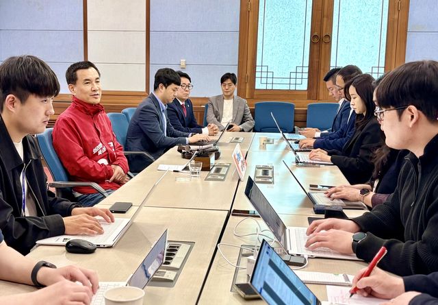강원도청 브리핑룸에서 기자 간담회 하는 김진태 후보