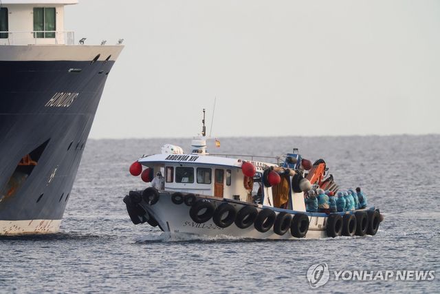 혼디우스호에서 하선해 테네리페로 이동 중인 미국인 승객들