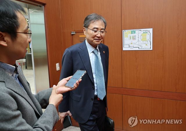 출근하는 조현 외교부 장관