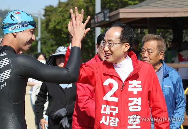 대구 철인3종 경기대회 참가자 응원하는 추경호