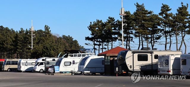 일출 명소 선점한 캠핑카들…강릉의 한 해변 주차장