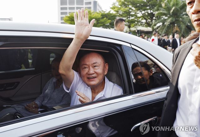 탁신 전 태국 총리, 수감 8개월만에 가석방