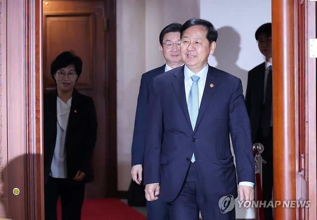 비상경제본부회의 입장하는 구윤철 부총리