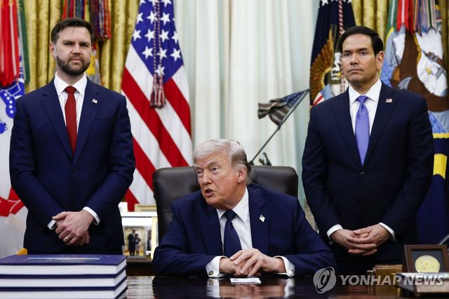 도널드 트럼프 대통령(중앙) 뒤에선 JD 밴스 부통령(좌측)과 마코 루비오 국무장관(우측)
