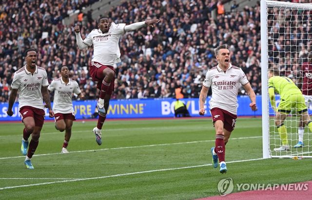 득점 후 기뻐하는 레안드로 트로사르(오른쪽) 