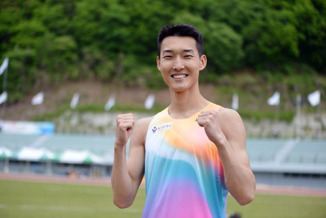 밝게 웃는 우상혁