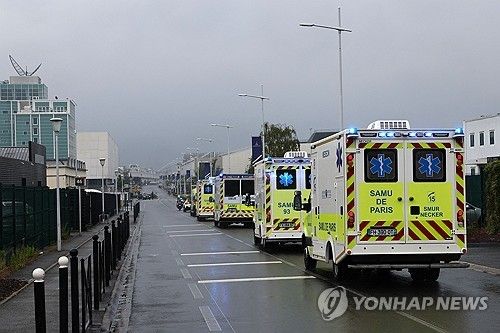 크루즈선에 탑승했던 프랑스 승객들 이동시키는 구급차들