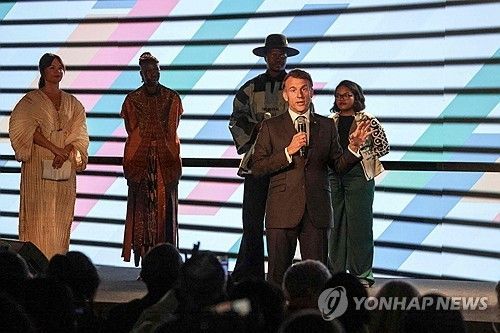 가나 디자이너 연설 도중 연단에 올라 청중 조용히 시키는 마크롱 대통령