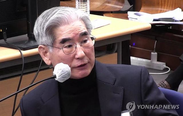 尹 내란재판 나온 김용현 "상징적 계엄"…법정서 또 尹옹호