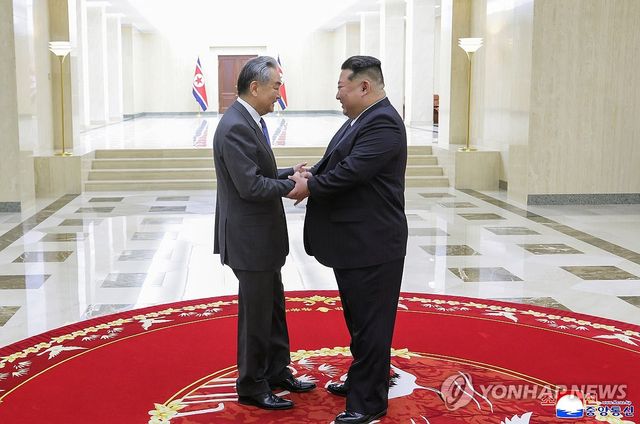 김정은 북한 국무위원장이 지난달 11일 왕이 중국 외교부장을 접견하는 모습
