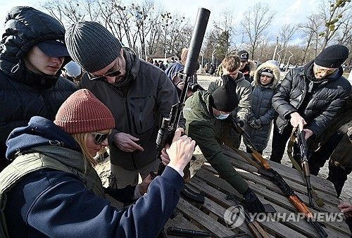 무기 사용법을 배우는 우크라이나 키이우 시민들 [AFP 연합뉴스 자료사진. 재판매 및 DB 금지] 