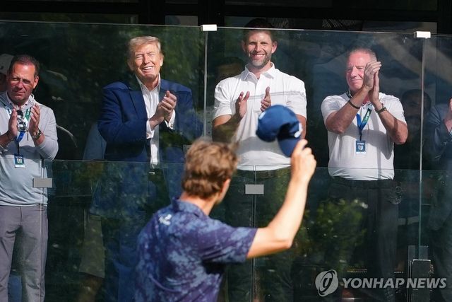 선수들에게 박수 치는 도널드 트럼프(왼쪽에서 두 번째) 미국 대통령