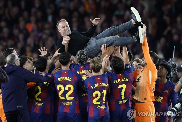 우승을 축하하는 바르셀로나 선수들과 한지 플리크 감독