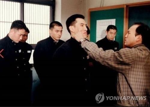 "니 아부지 뭐 하시노?" "건달입니다"