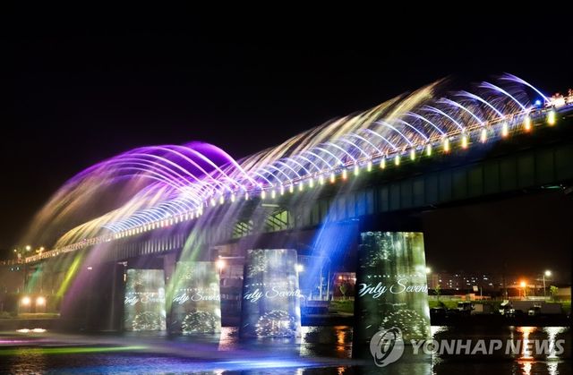 월화교 분수 조명 가동