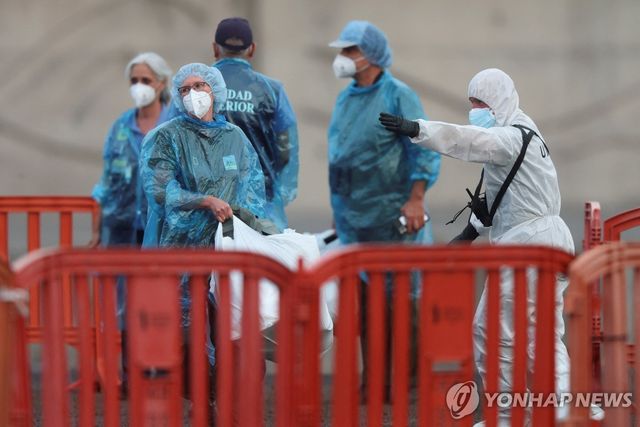 한타바이러스 집단 감염이 발생한 크루즈선 승객들