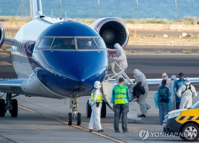 네덜란드행 항공기에 탑승하는 승객들