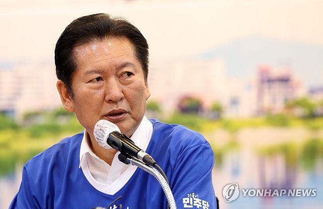 발언하는 정청래 대표
