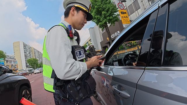 범칙금을 부과 중인 경찰