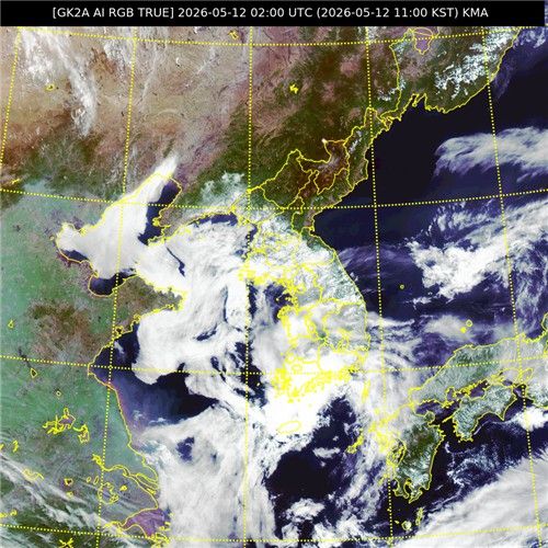 12일 오전 11시 천리안위성이 촬영한 한반도 주변. 경남 남해군 쪽에 비구름대가 짙게 발달해 있다. [국가기상위성센터 제공. 재판매 및 DB 금지]